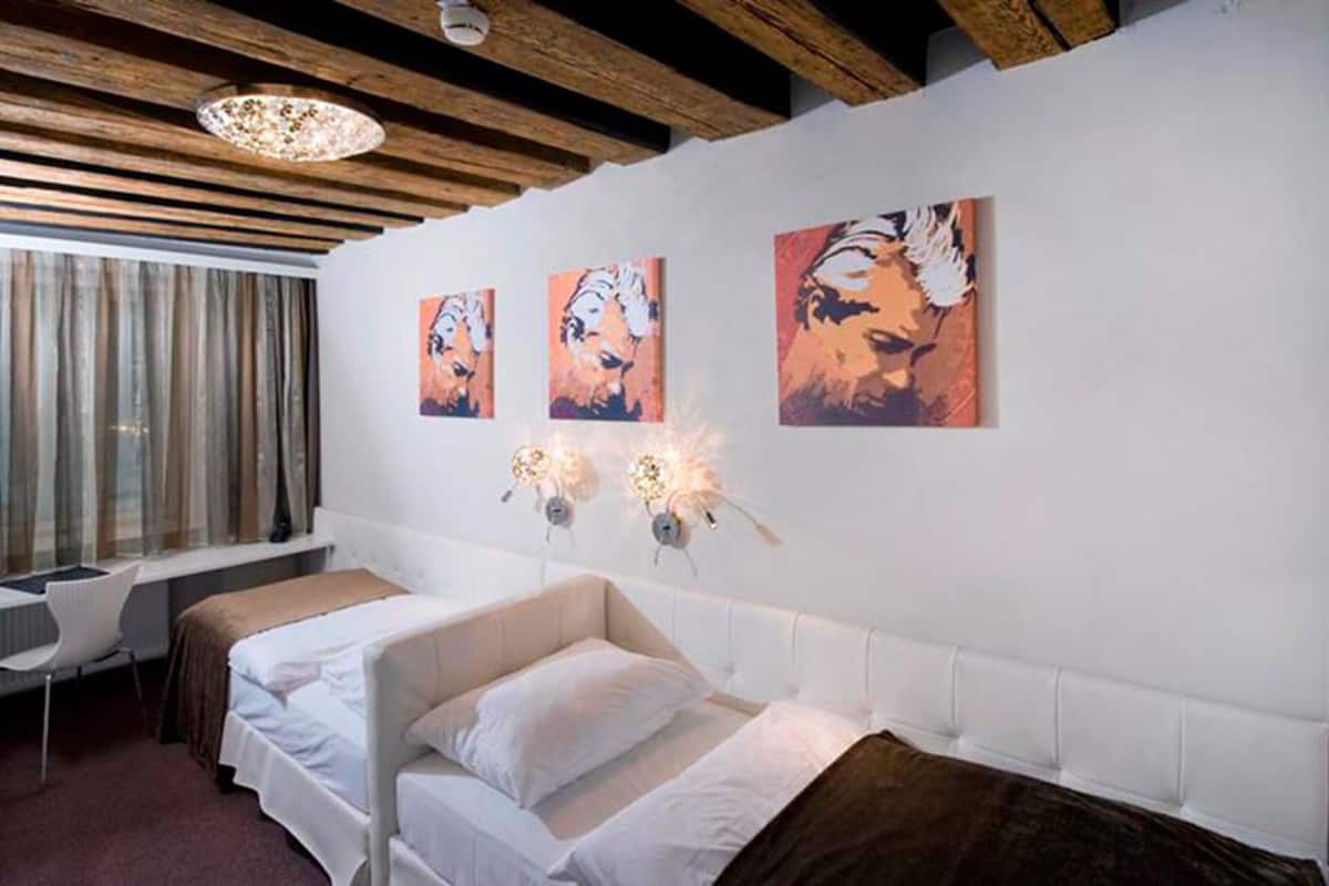 Select Comfort beds, in-room safe, desk, soundproofing