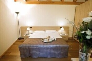 In-room safe, desk, rollaway beds, free WiFi - Arena Inn B&B (Verona)