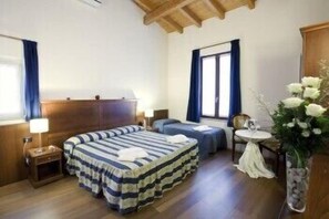 In-room safe, desk, rollaway beds, free WiFi - Arena Inn B&B (Verona)