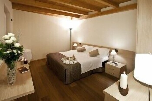 Kahden hengen superior-huone | Tallelokero huoneessa, työpöytä, lisävuoteet, ilmainen Wi-Fi