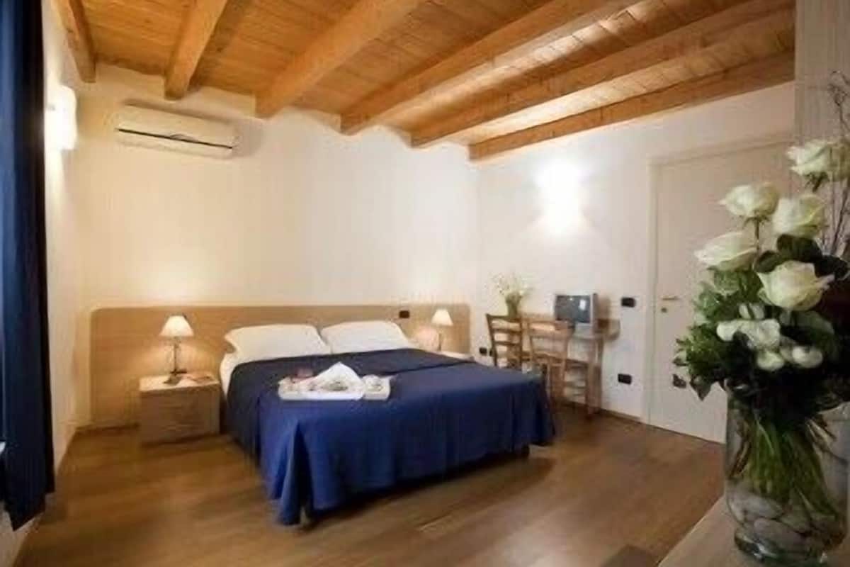 Caja de seguridad en la habitación y escritorio