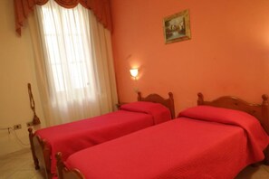 双人房 | 办公桌、婴儿床、免费 WiFi、床单