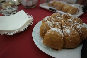 每日供应当地美食早餐（每人 EUR 7）