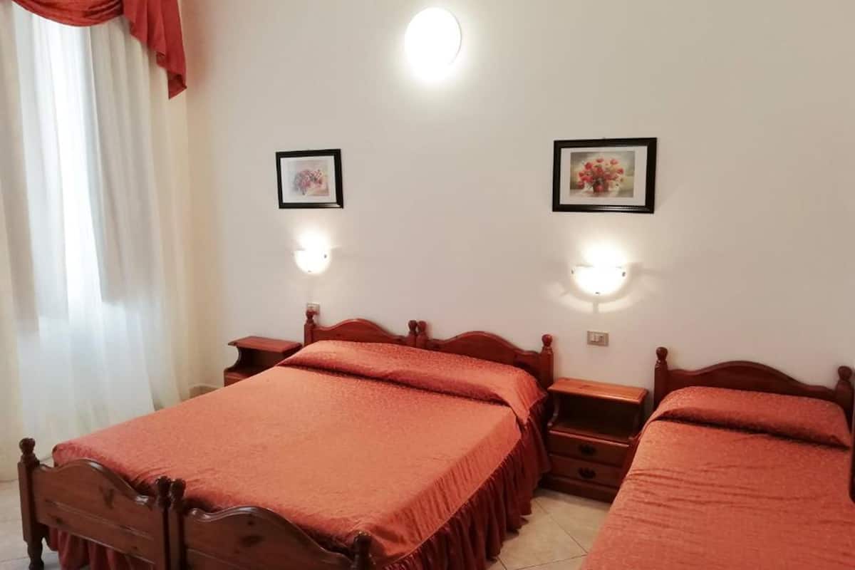 Standard Triple Room | Desk, cots/infant beds, free WiFi, bed sheets
