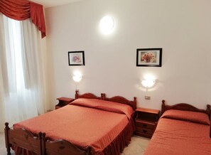 Standard Triple Room | Desk, cribs/infant beds, free WiFi, bed sheets - Hotel 4 Mori (Cagliari)