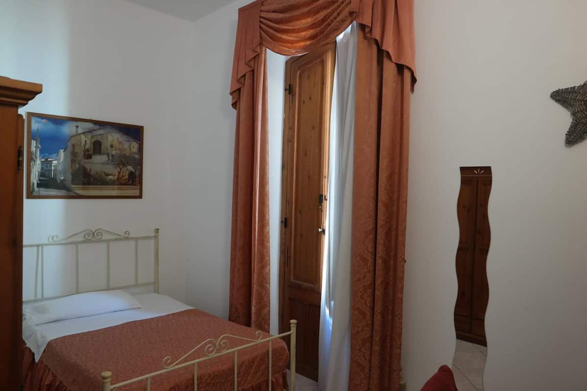 Single Room | Desk, cots/infant beds, free WiFi, bed sheets