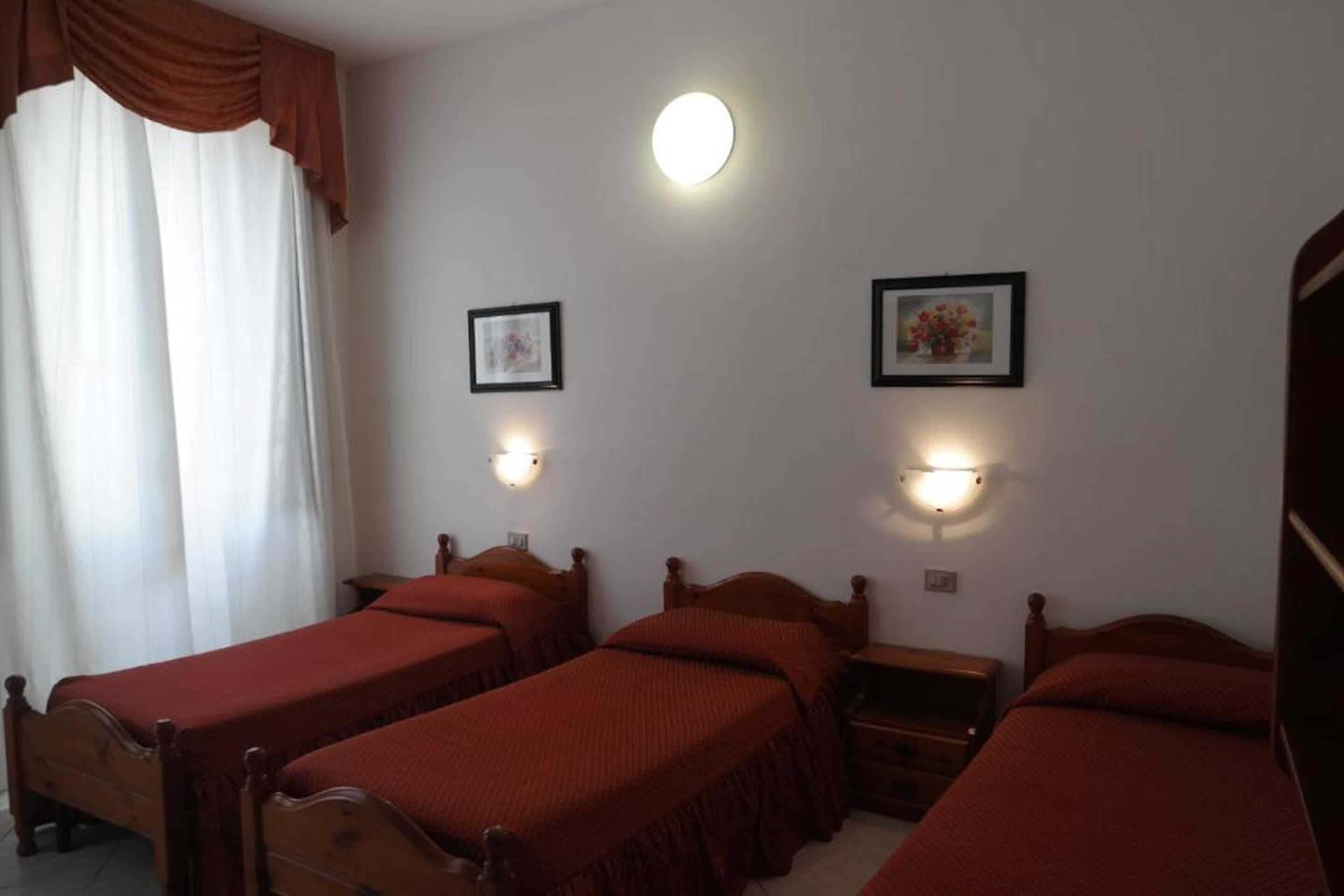 standard triple room | desk, cots/infant beds, free rollaway beds, free wifi