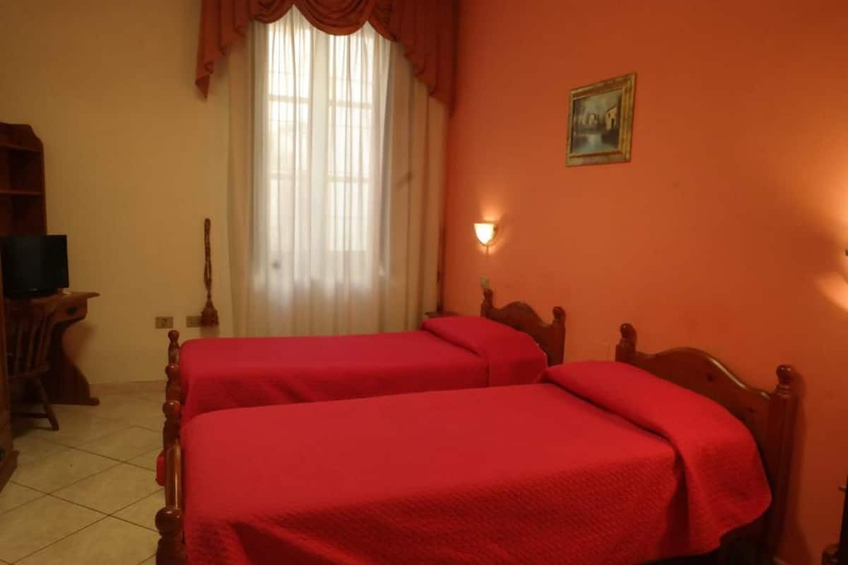 Bureau, Wi-Fi gratuit, draps fournis