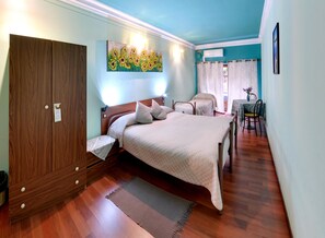 高档床上用品、羽绒被、记忆海绵床垫、笔记本电脑工作区