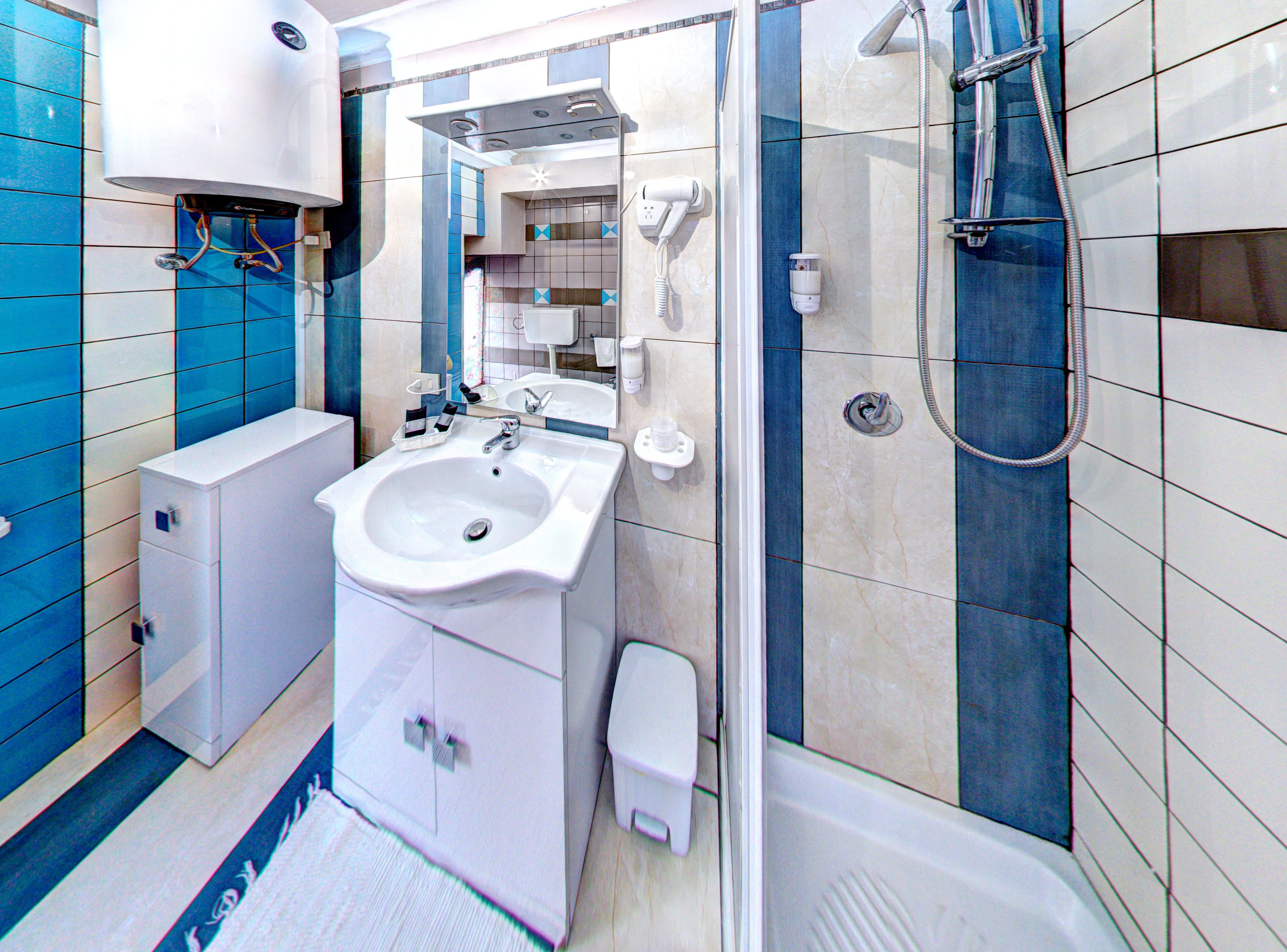 Quadruple Room (Private External Bathroom) | Bathroom
