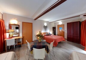 Habitación cuádruple Confort | Ropa de cama de alta calidad y edredones de plumas