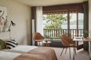 Hypo-allergenic bedding, desk, free WiFi, bed sheets