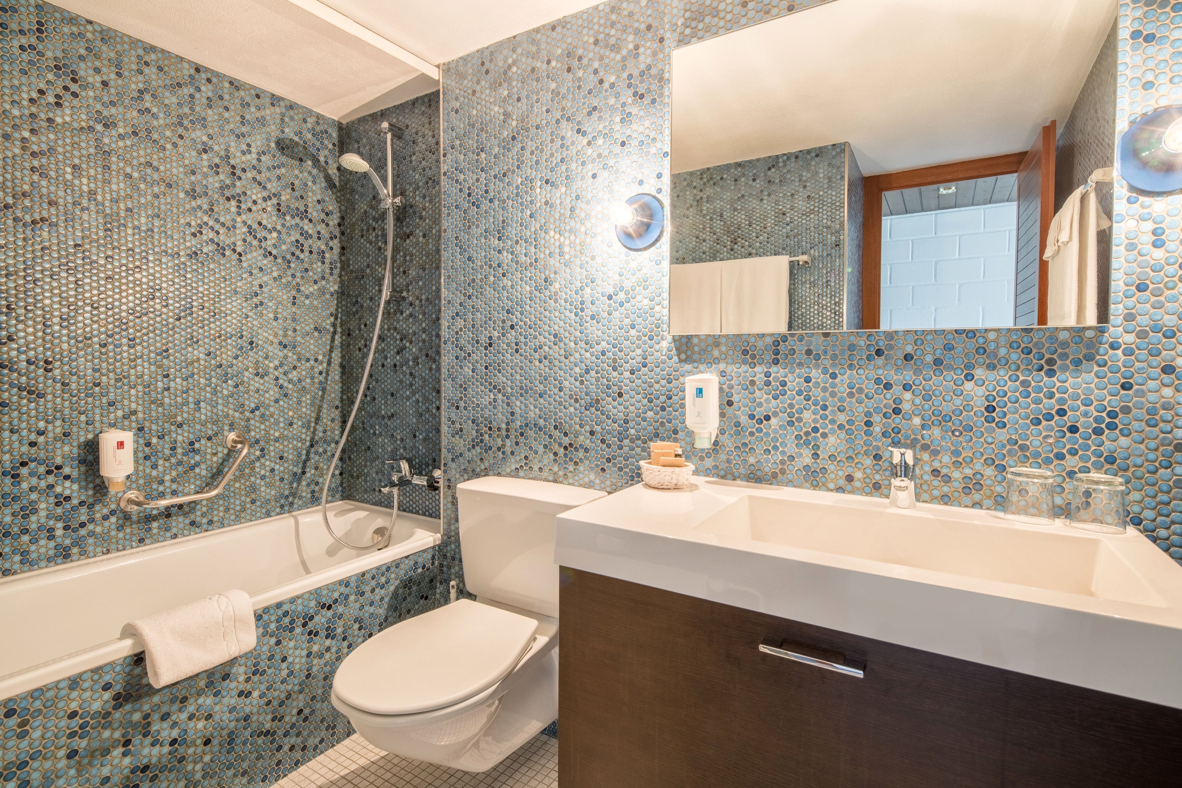 combined shower/bathtub, hair dryer, towels