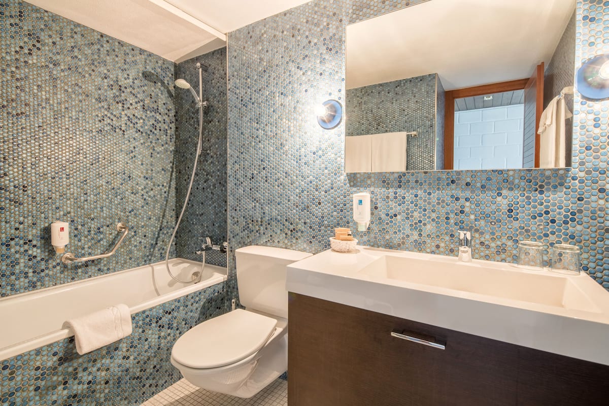 combined shower/bathtub, hair dryer, towels