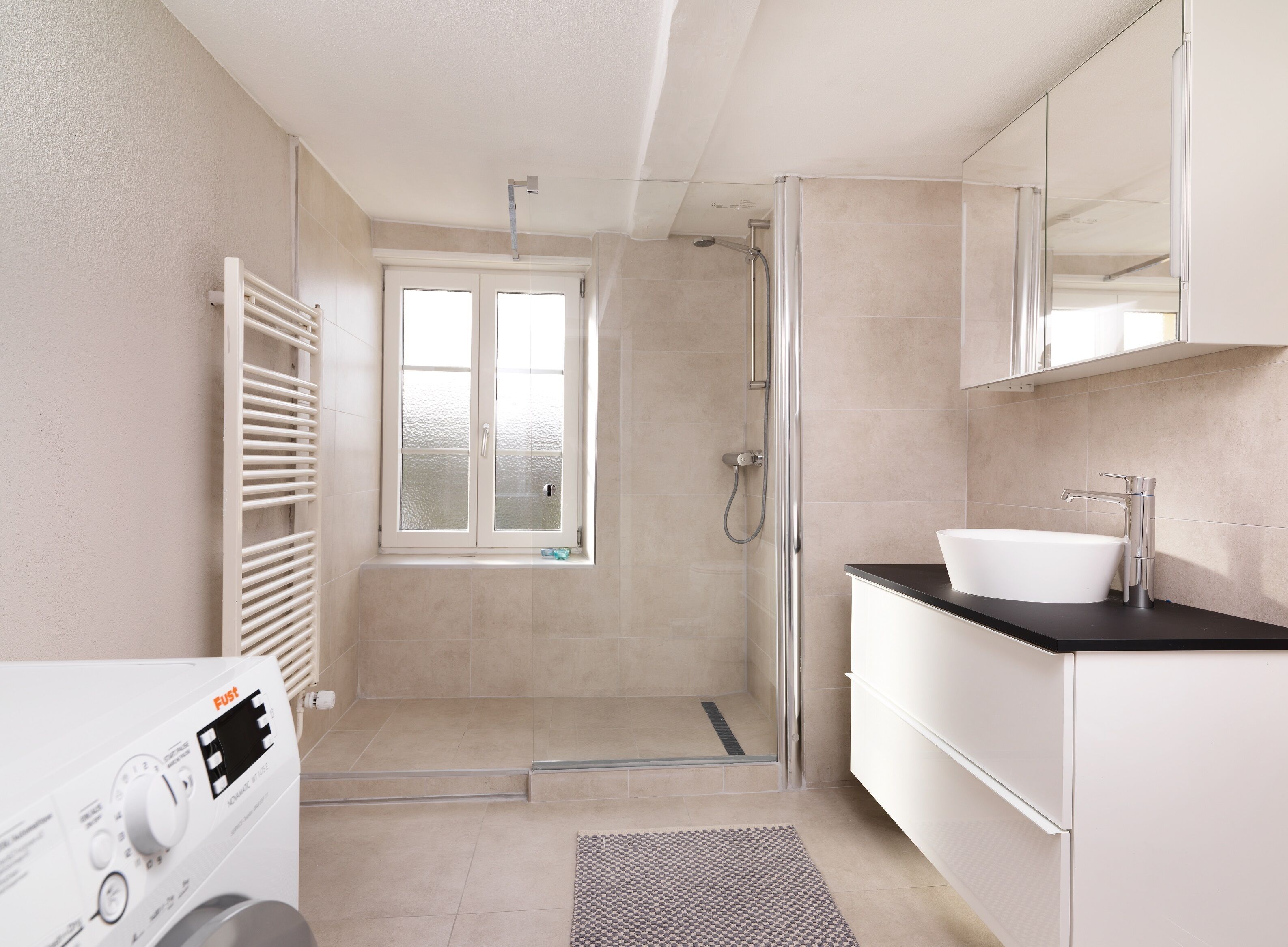 deluxe apartment | bathroom | combined shower/bathtub, hair dryer, towels