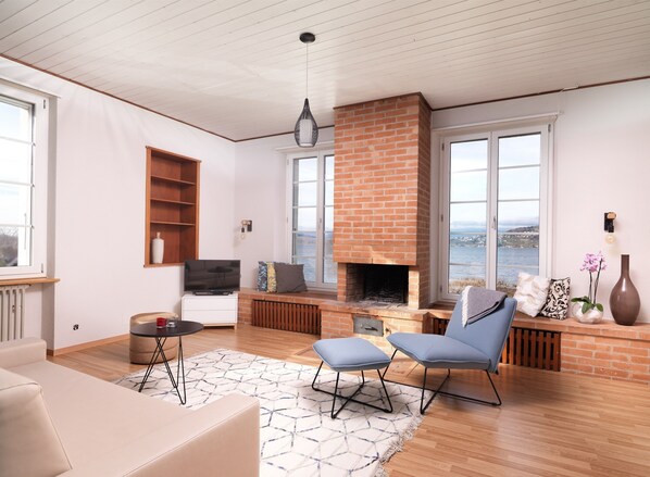 Deluxe Apartment | Living area | Flat-screen TV