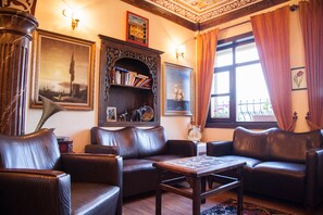 Lobby sitting area - Cem Sultan Hotel (Istanbul)