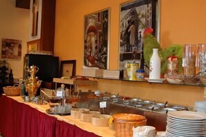 Tägliches Frühstücksbuffet (8 EUR pro Person)