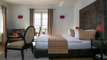 Een minibar, een kluis op de kamer, individueel gedecoreerd