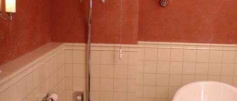 Un baño con inodoro, lavamanos y bañera.