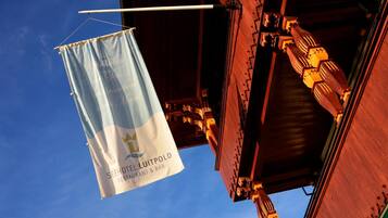 A banner for Seehotel Luitpold Restaurant & Bar against a clear blue sky.