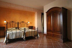 Minibar, caja de seguridad en la habitación, wifi gratis y ropa de cama