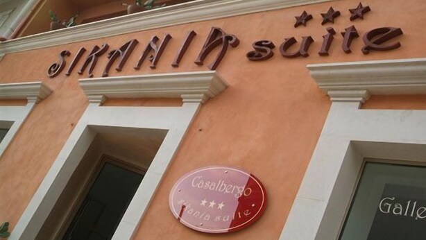 A building with a sign that reads "SIRAHIN suite" and a plaque that says "Casalbergo". - Sikania Suite (Pozzallo)