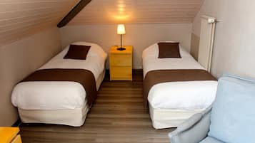 Quadruple Room | In-room safe, desk, iron/ironing board, free WiFi