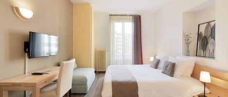 Double Room, Shared Bathroom | In-room safe, desk, iron/ironing board, free WiFi