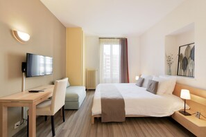 Double Room, Shared Bathroom | In-room safe, desk, iron/ironing board, free WiFi - Hotel du Marche (Lausanne)