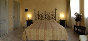 Minibar, desk, free WiFi