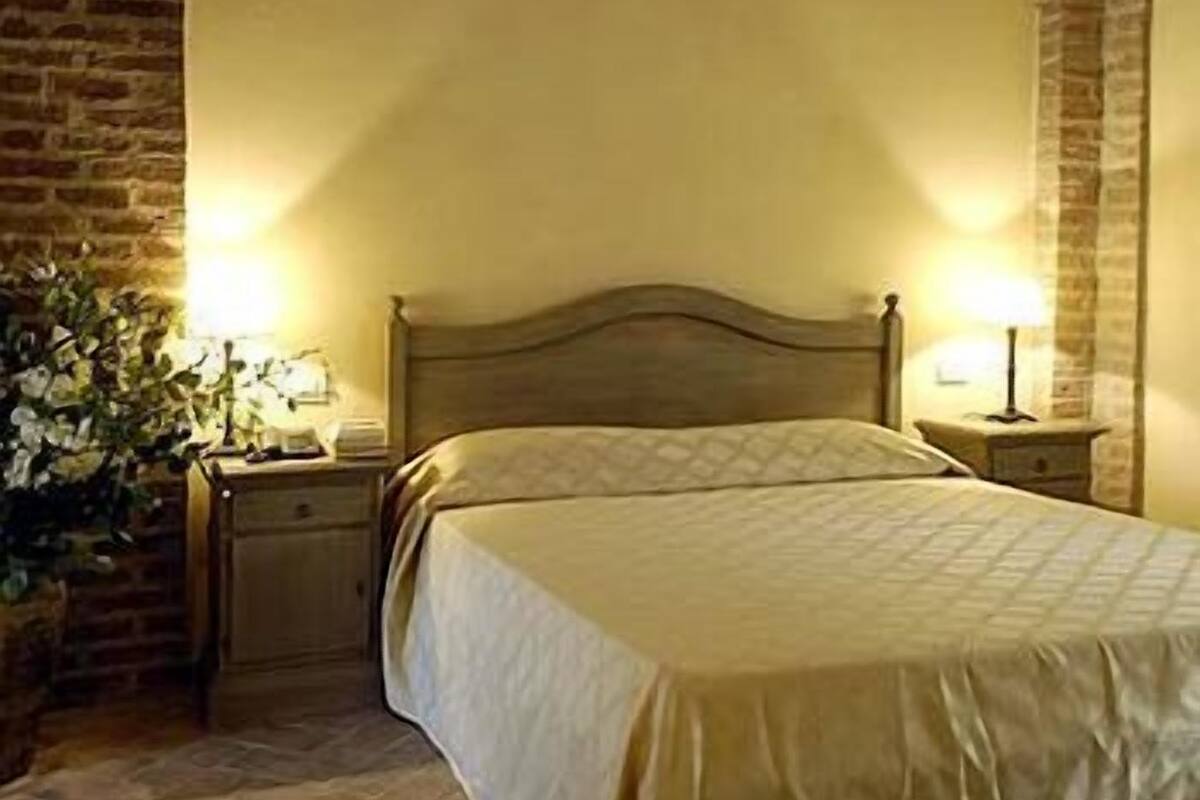 Double Room | Minibar, desk, free WiFi