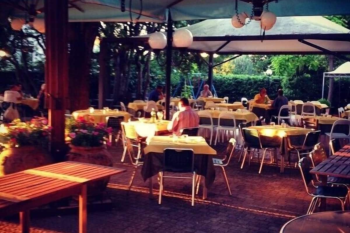 lunch and dinner served, pool views