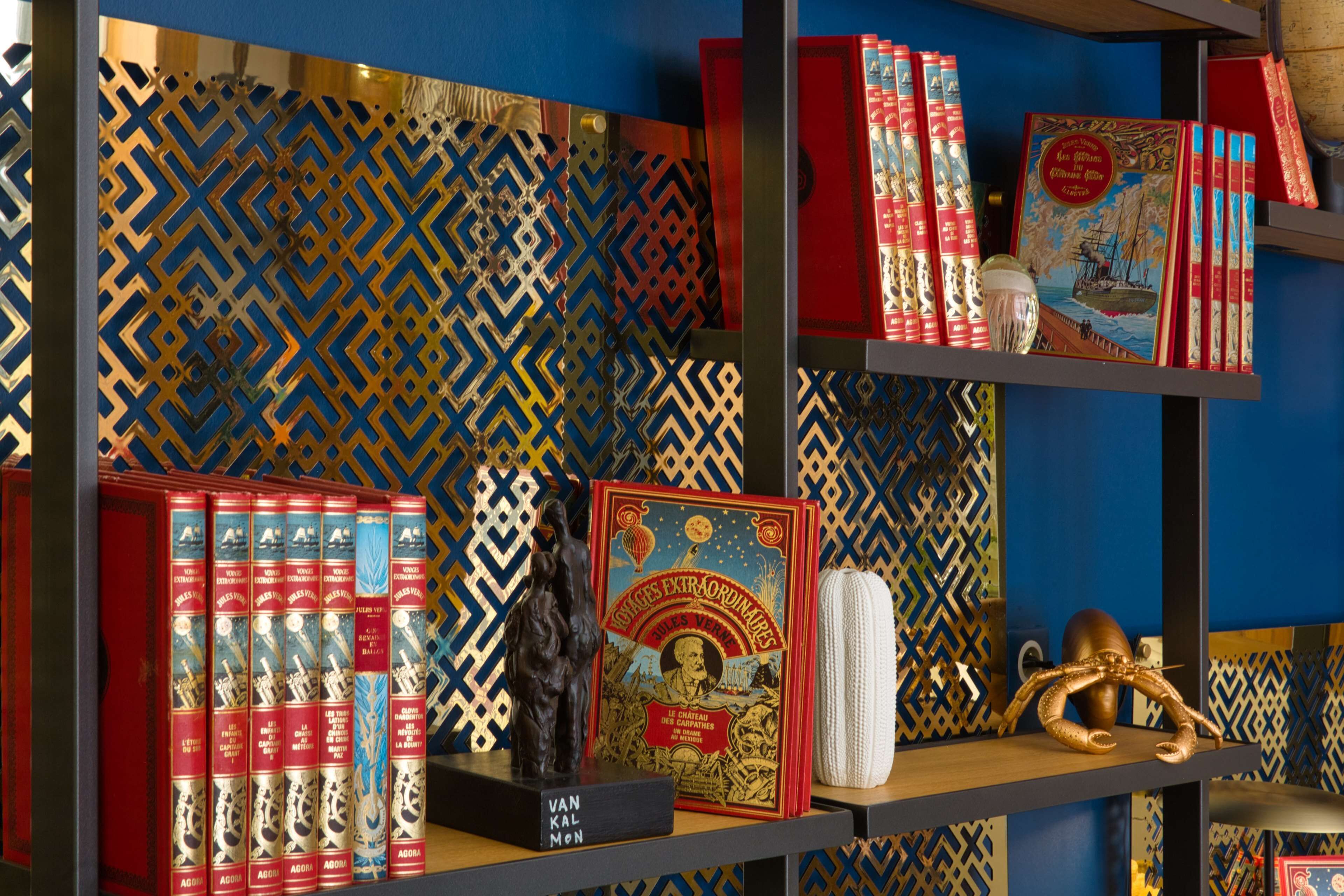 Une bibliothèque avec des livres et des objets décoratifs.