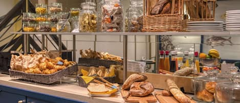 Petit déjeuner buffet (14.00 EUR par personne)