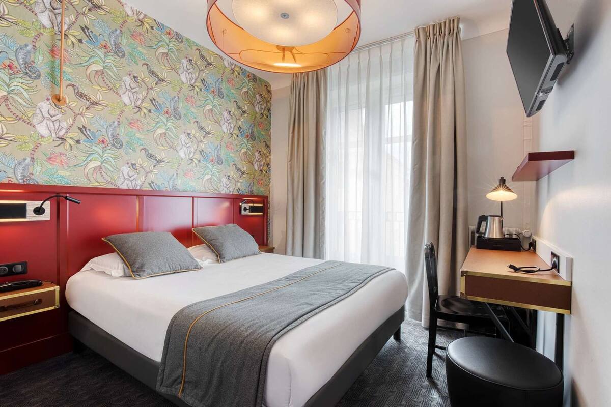 Premium bedding, in-room safe, desk, soundproofing