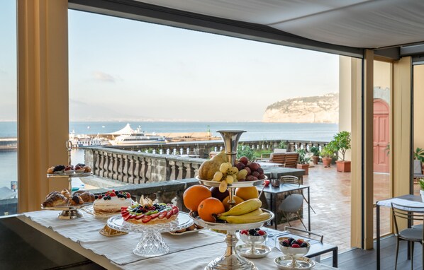 Free daily continental breakfast - Marina Piccola 73 (Sorrento)