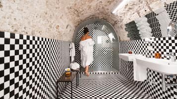 Deluxe Double Room, Terrace, Sea View | Bathroom | Shower, free toiletries, hair dryer, bidet