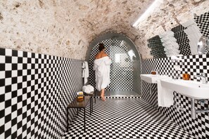 Deluxe Double Room, Terrace, Sea View | Bathroom | Shower, free toiletries, hair dryer, bidet - Marina Piccola 73 (Sorrento)