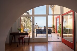 Deluxe tweepersoonskamer, terras, uitzicht op zee | Uitzicht vanuit de kamer