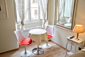 Classic-Doppelzimmer, 1 Schlafzimmer, eigenes Bad, Stadtblick | Bettwäsche aus ägyptischer Baumwolle, hochwertige Bettwaren