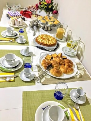 Desayuno continental (EUR 10.00 por persona)
