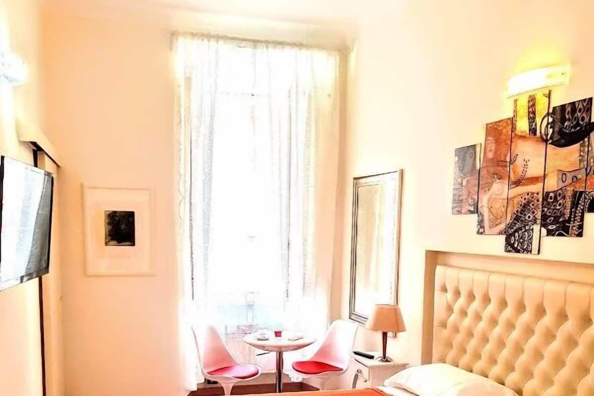 Klassieke tweepersoonskamer, 1 slaapkamer, privébadkamer, uitzicht op stad | Lakens van Egyptisch katoen, luxe beddengoed, donzen dekbedden