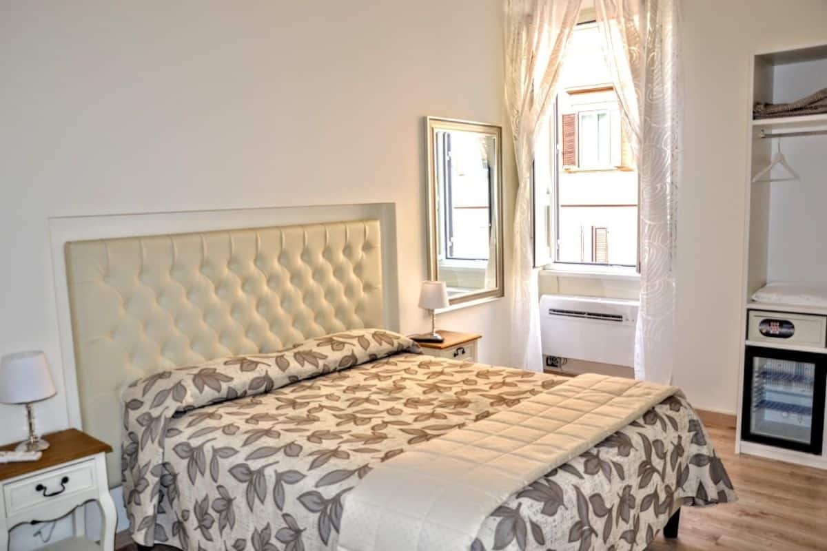 Comfort driepersoonskamer, 1 slaapkamer, privébadkamer, uitzicht op stad | Lakens van Egyptisch katoen, luxe beddengoed, donzen dekbedden