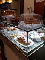 Desayuno continental gratuito y diario