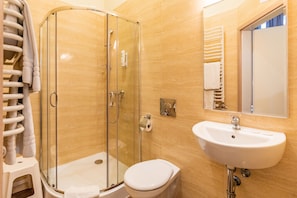 Superior Single Room, 1 Single Bed | Bathroom | Shower, hair dryer, towels - Jordan Guest Rooms (Kraków)