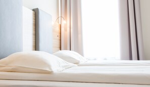 Caja de seguridad en la habitación, escritorio y cortinas blackout