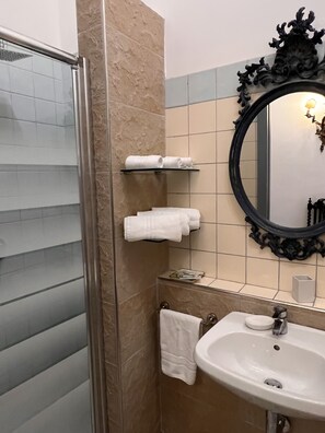 Habitación triple superior, lanai | Baño | Ducha, secador de pelo, bidé y toallas