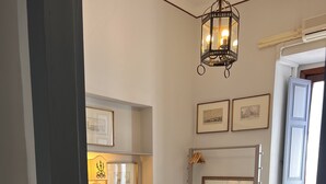 Una habitación con dos camas, una lámpara colgante y un piso con diseño.