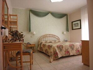 Minibar, in-room safe, desk, iron/ironing board - Acquario (Campomarino)